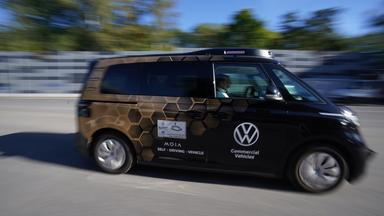 Autonomes Ridepooling-Shuttle von VW und Moia  in Hamburg. Der VW ID. Buzz AD ist bereit für den fahrerlosen Einsatz im öffentlichen Nahverkehr.