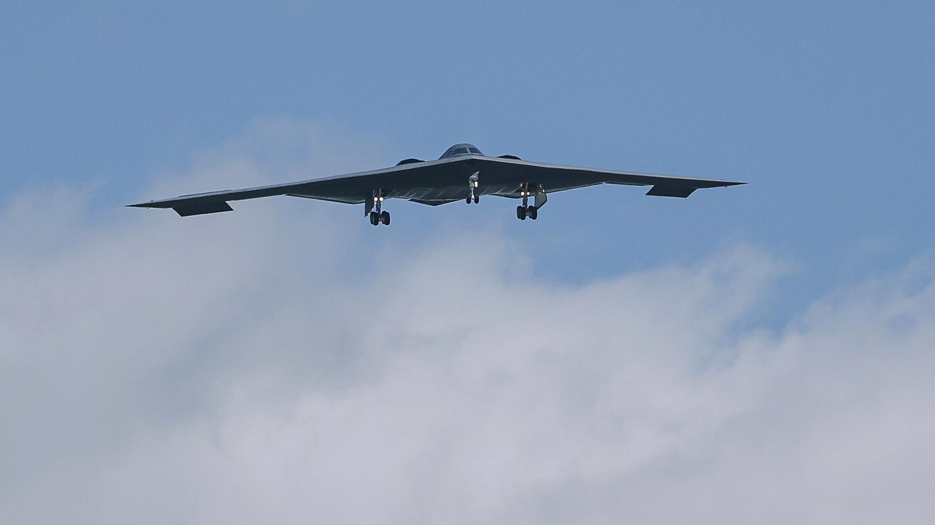 B-2-Tarnkappenbomber der US-Streitkräfte, eingesetzt beim Angriff auf Irans Atomanlagen, transportieren GBU-57-Bunkerbrecherbomben zur Zerstörung unterirdischer Ziele.