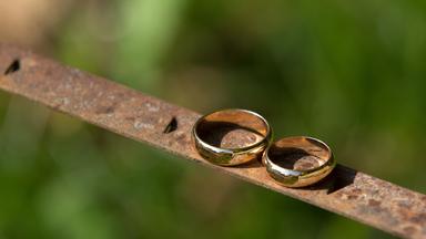 Zwei Eheringe als Symbol für bewusste Heiratsentscheidung - für eine Ehe, die heute tendenziell später und bewusster geschlossen wird,