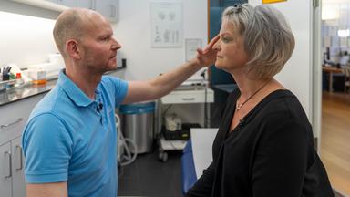  Minimalinvasive ästhetische Eingriffe nehmen immer mehr zu. Hautarzt Dr. Christoph Liebich mit einer Patientin.