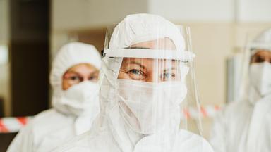 Wissenschaftler mit Maske in Hochsicherheitslabor – oft im Fokus von Theorien über einen möglichen Laborursprung des Coronavirus