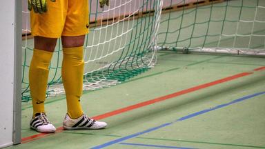 Szene im Tor – erst später wird klar: Es handelt sich um Frauenfußball. Ein Bild für Leistung, die oft im Schatten von Vorurteilen steht.“