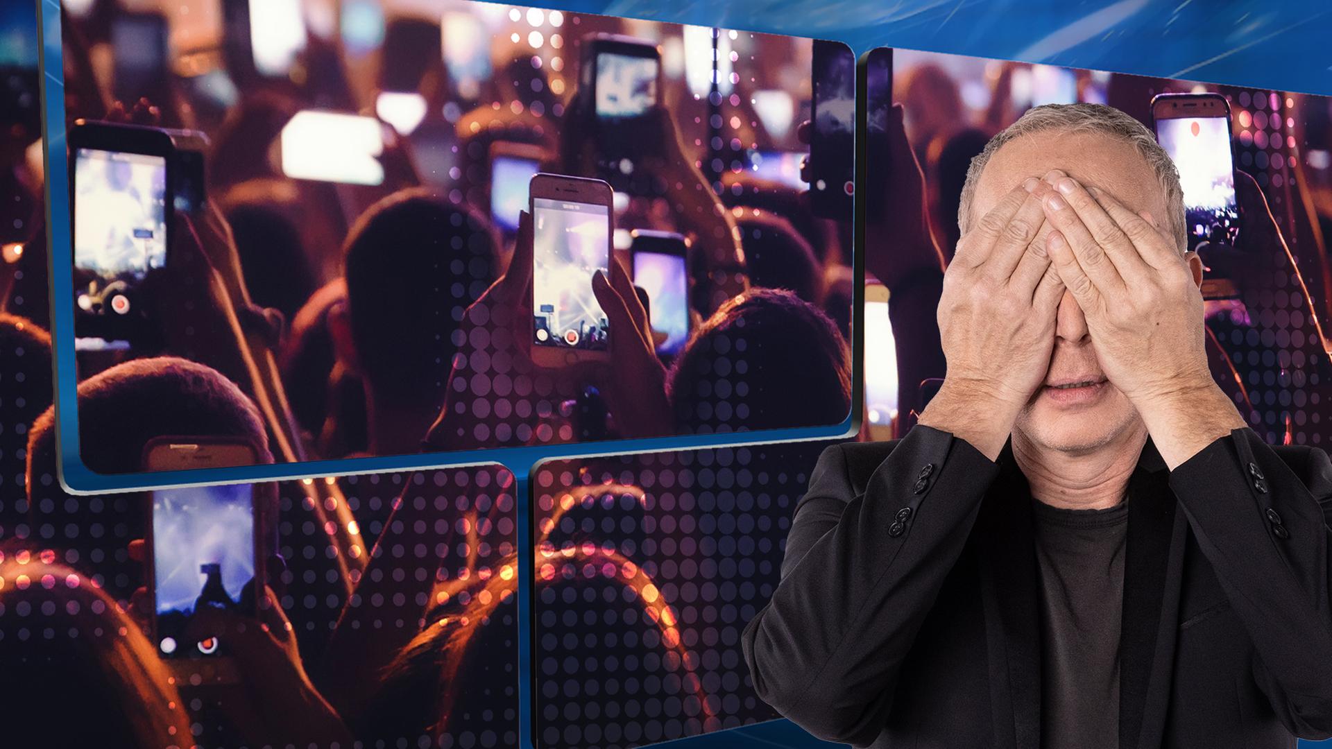 Moderator hält sich die Augen zu.