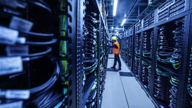 Ein Mitarbeiter arbeitet am Supercomputer Jupiter im Forschungszentrum Jülich, dem schnellsten Hochleistungsrechner Europas, der zentrale KI-Modelle berechnet.