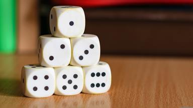 Würfel mit Zahlen symbolisieren die Herausforderungen der Lernschwäche Dyskalkulie im Umgang mit Zahlen. Forschende in Leipzig arbeiten an besseren Diagnosen und Therapien.