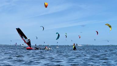 Ein Surfer im Wasser.
