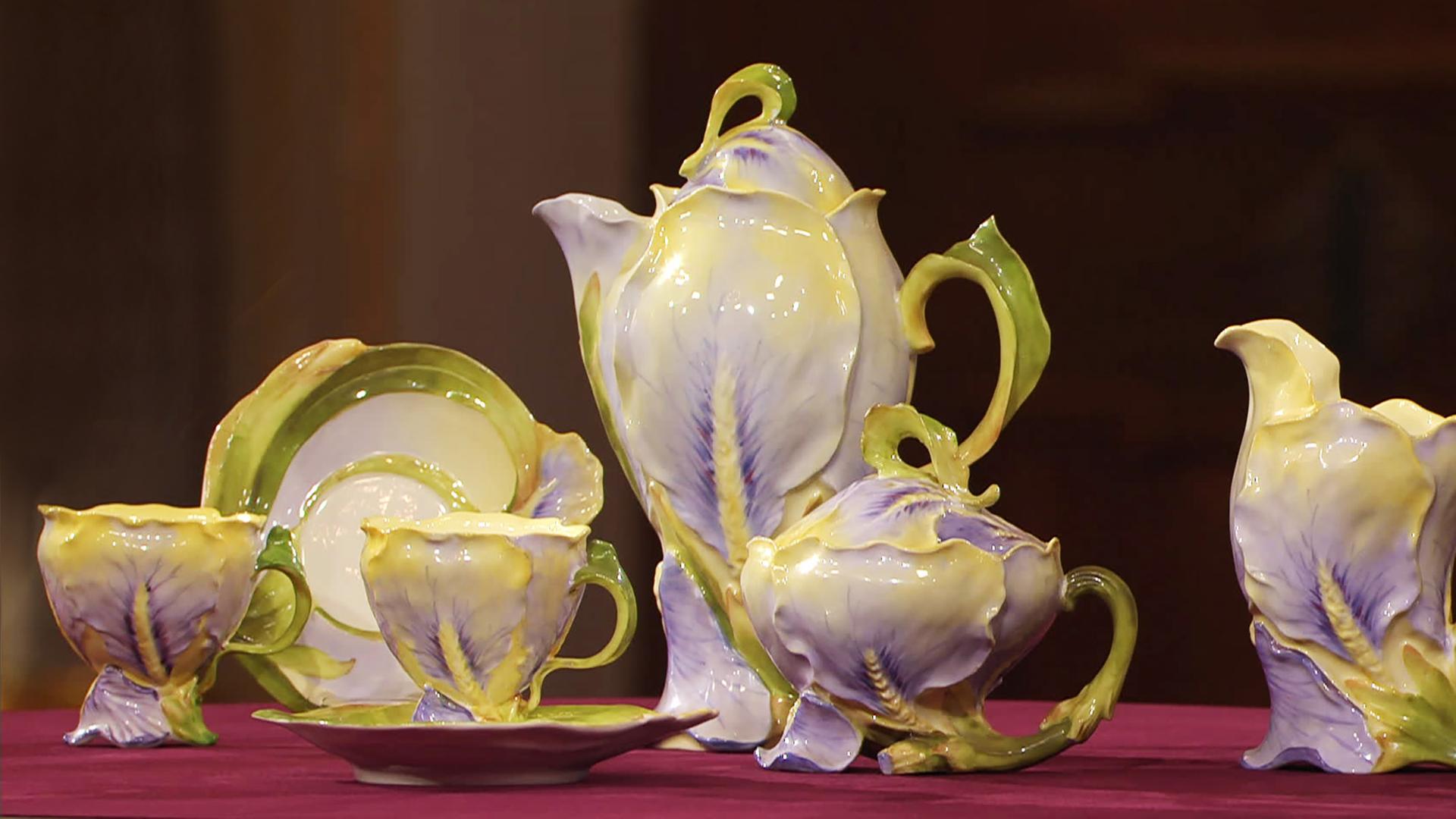 Ein Kaffeeservice in Form von Blütenblättern aus feinstem Porzellan