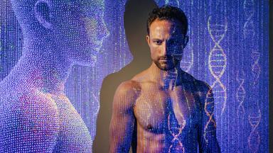 "37°Leben - Longevity": Montage: Ein junger, gut durchtrainierter Mann sitzt mit freiem Oberkörper auf einem Sessel und erhält eine Infusion. Über dem gesamten Bild liegt eine futuristische Grafik mit Doppel-Helix und Lichtpunkten. Ein menschliches Profil aus Lichtpunkten schaut auf Lukas.
