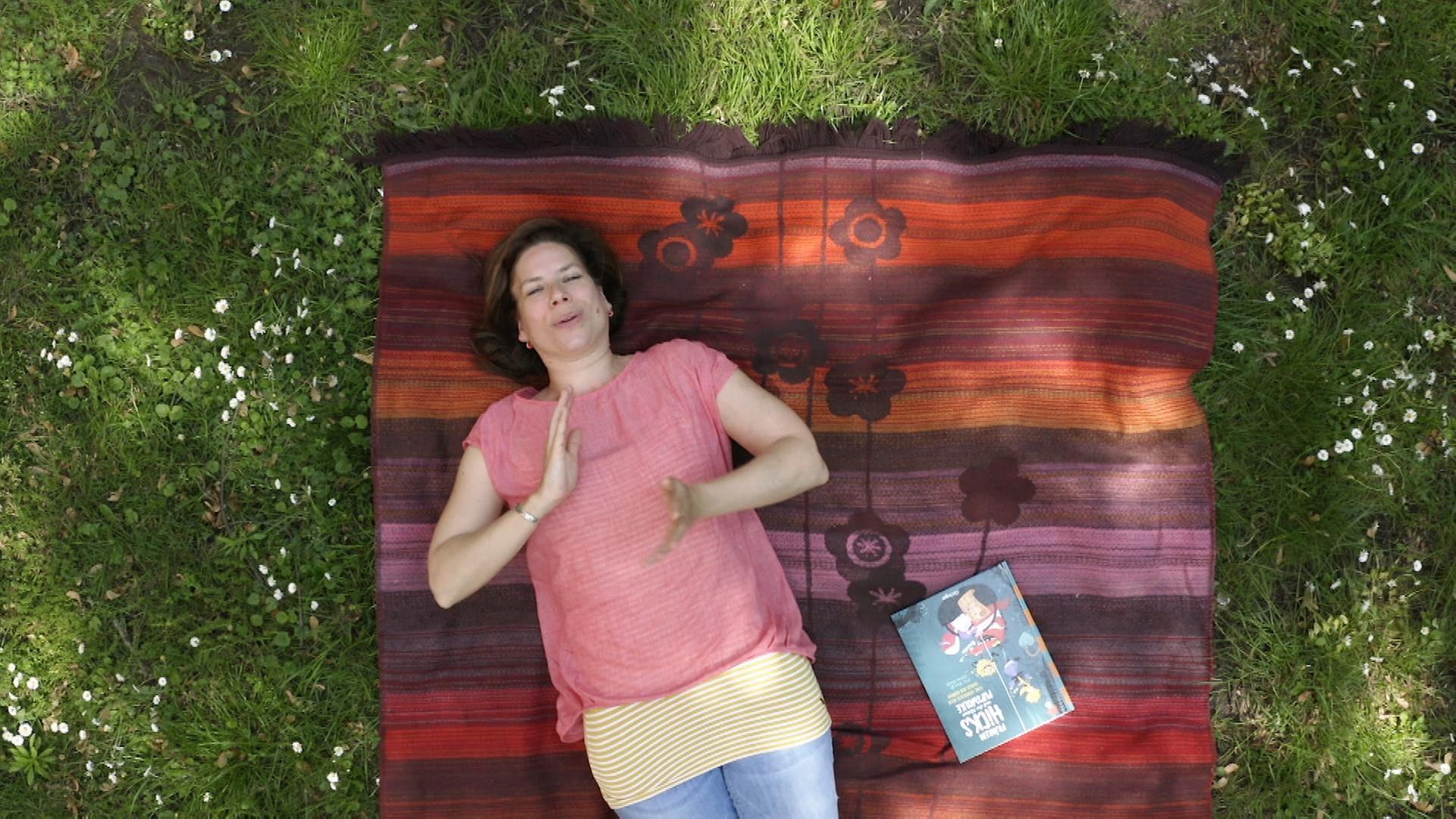 Susanne Genc auf einer Wiese.