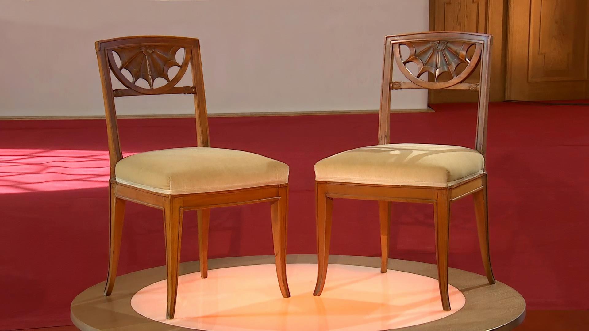 Zwei klassizistische Stühle.