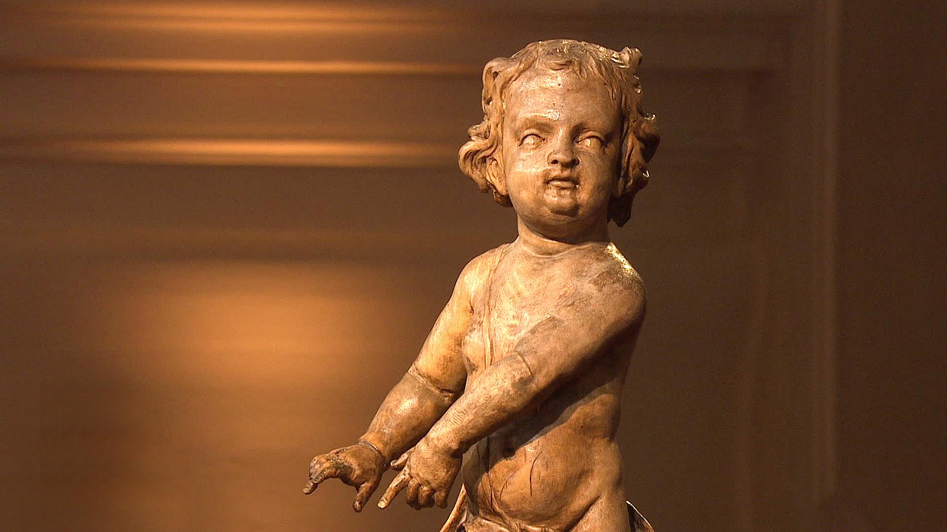 Eine kleine Skulptur eines Jungen.