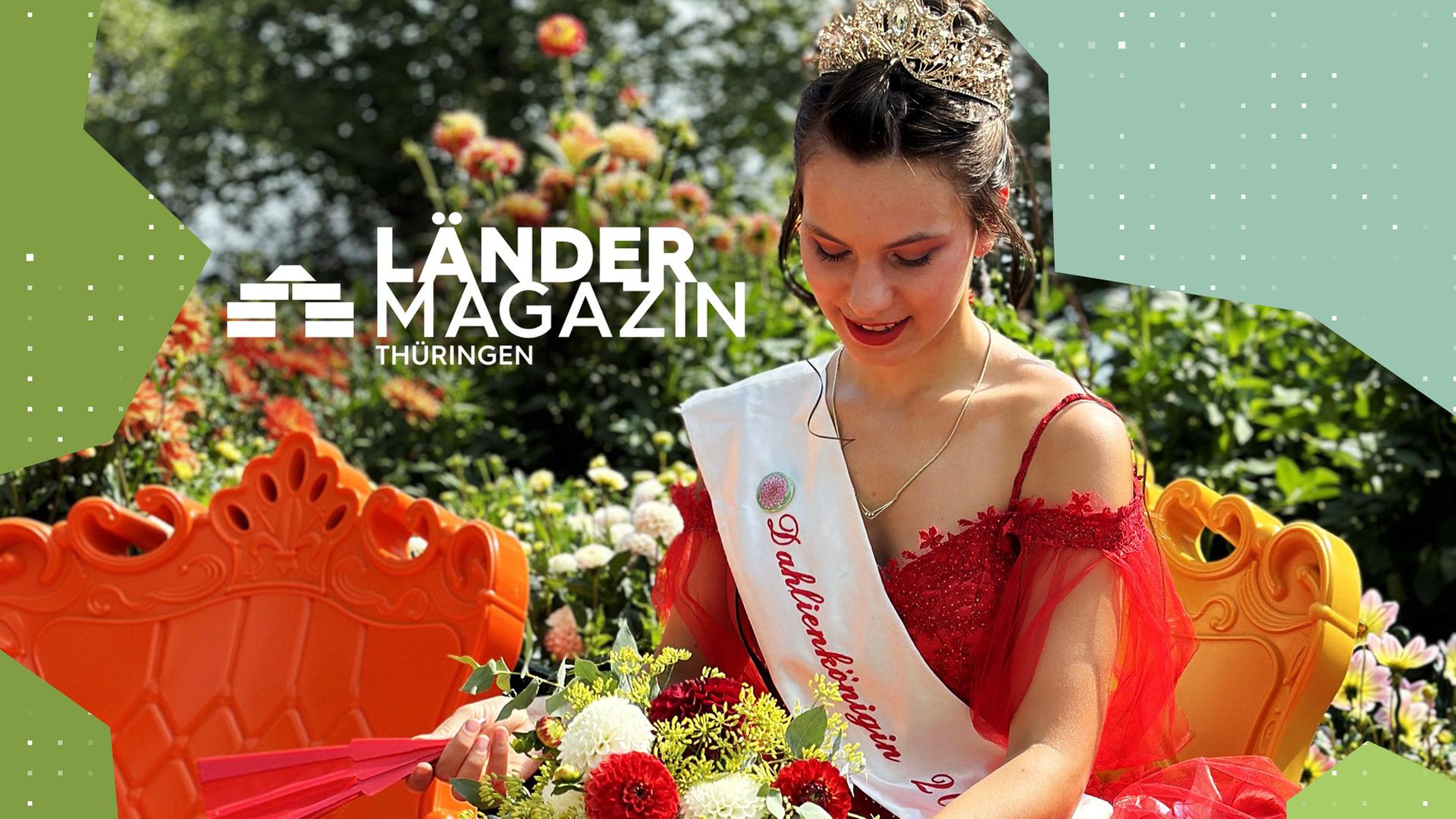 Eine junge Frau sitzt in einem Königinnenkleid und einem Dahlienstrauß auf einem orangen Sofa.