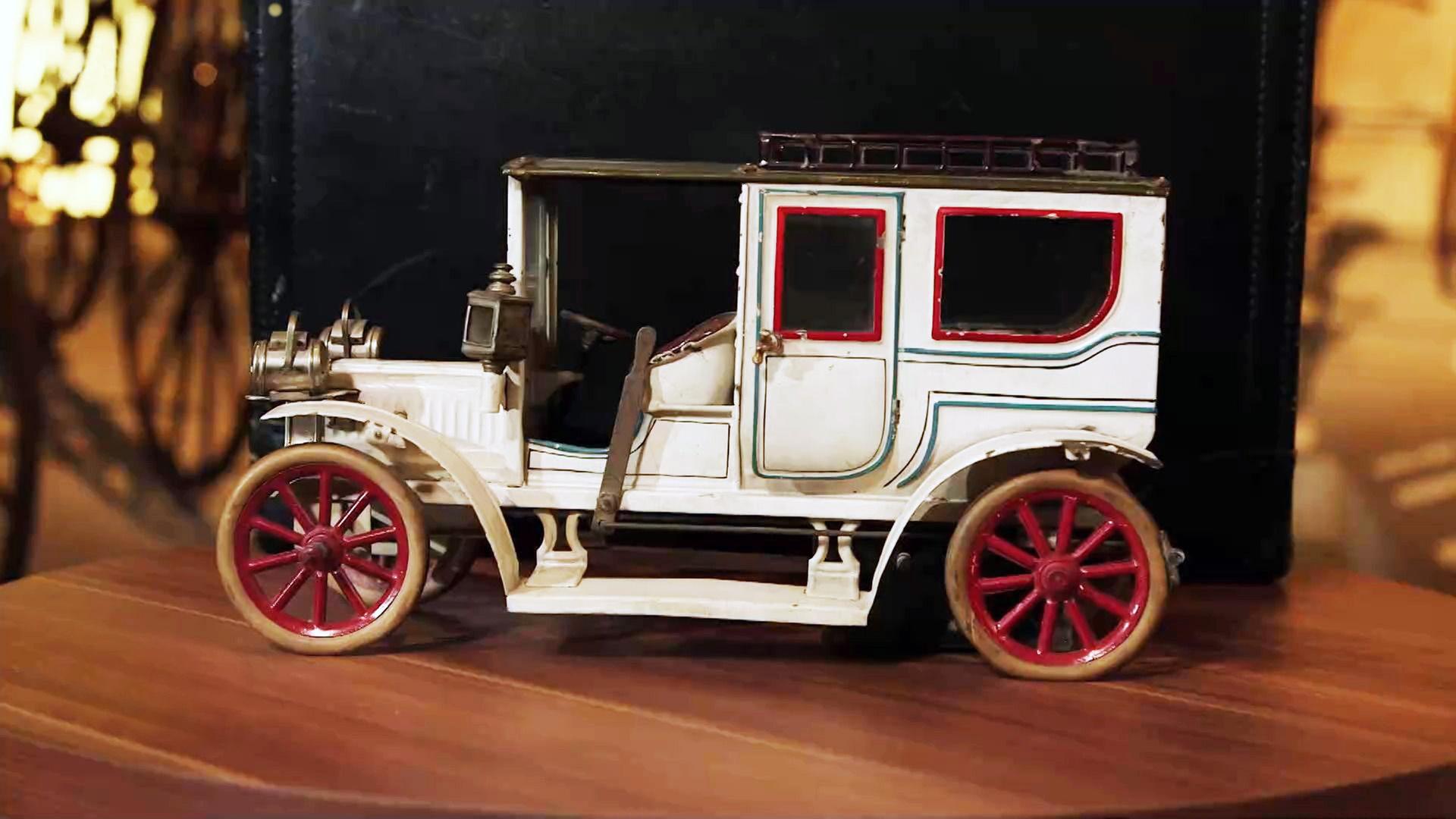 Eine Spielzeuglimousine.