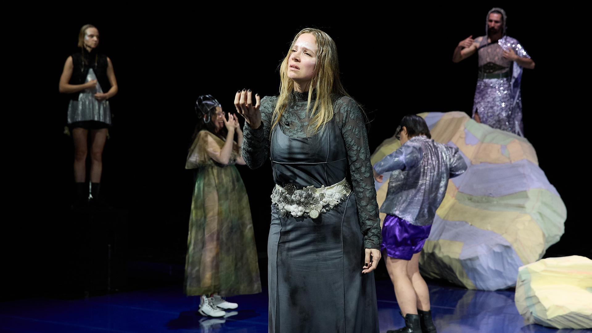 Maren Solty, Johanna Kappauf, Susanne Kermer, Dennis Fell-Hernandez, Eyk Kauly auf der Bühne der Münchner Kammerspiele.