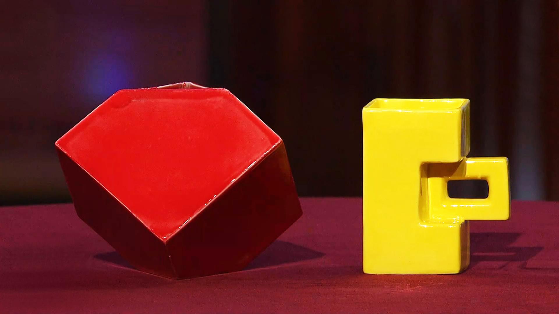 Zwei ausgefallene Vasen.