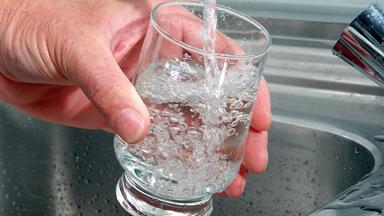 Das Wasser aus dem Hahn im Elsass ist gefährlich, da es durch PFAS aus Flughafen-Löschmitteln kontaminiert wurde. Seit Mai 2025 besteht Trinkverbot für Risikogruppen. 
