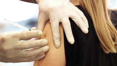 Junge Menschen in Schottland lassen sich gegen HPV impfen, um Gebärmutterhalskrebs und andere durch das Virus verursachte Krankheiten zu verhindern. 