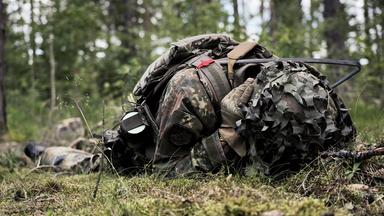 Reporter Frank Seibert begleitete ein intensives Training auf dem größten NATO-Truppenübungsplatz Europas. Für ARD Wissen beleuchtet er die stillen Folgen des Krieges: Traumata bei Einsatzkräften.