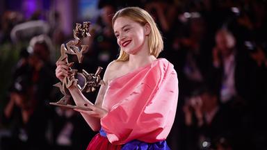 Luna Wedler mit dem Nachwuchs-Darstellerpreis des FF Venedig.