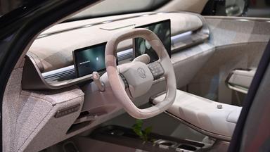 Blick in das Cockpit eines VW ID Every1, der auf der IAA ausgestellt wird. 