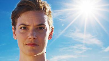 Reporterin Lena Ganschow geht auf Spurensuche, wieviel Sonne unsere Haut vertagen kann.