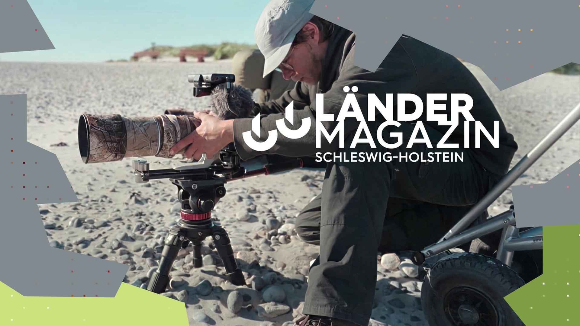 Ein Mann mit einer Kamera mit Weitsichtobjektiv.