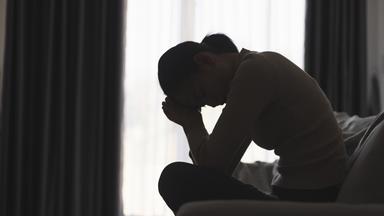 Menschen mit hochfunktionaler Depression wirken nach außen stark, kämpfen innerlich jedoch mit Erschöpfung, Antriebslosigkeit und innerer Leere.