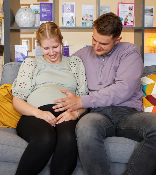 Kathleen und Hannes erwarten ihr erstes gemeinsames Baby. Sie ist selbst Hebamme und wünscht sich eine "perfekte“ Geburt – natürlich und spontan. Wie die Realität aussieht?