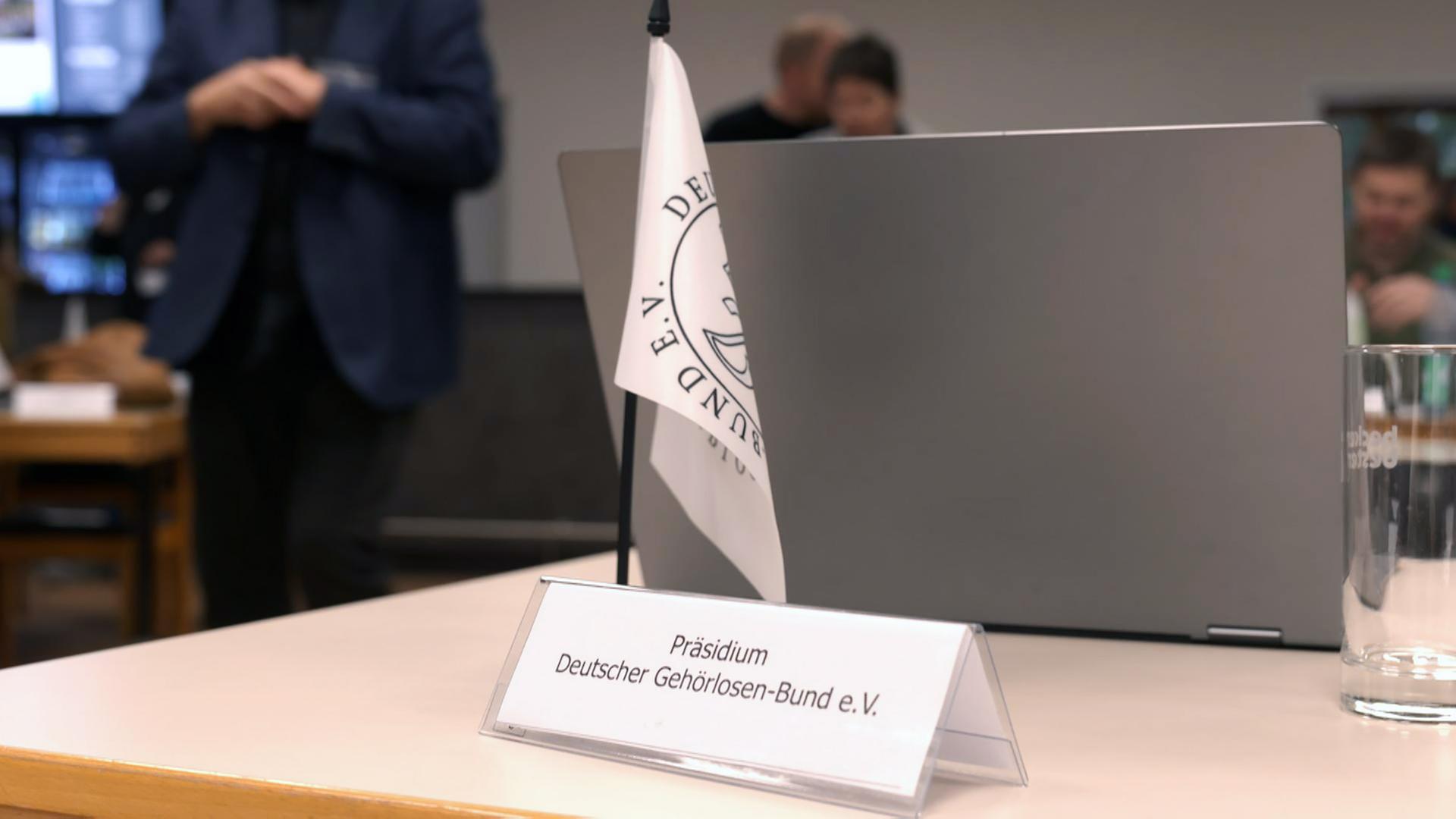 Ein Tisch auf der DGB-Bundesversammlung 2025.