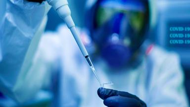 Im Labor werden Viren gezielt verändert, um ihre Gefährlichkeit zu steigern und Pandemien vorherzusagen. Doch diese Forschung birgt unvorhersehbare Risiken.