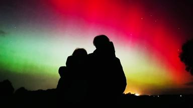 Verantwortlich für Polarlichter ist unser Heimatstern, die Sonne. Sie ist im Moment besonders aktiv, schießt immer wieder heftige Sonnenstürme ins All.