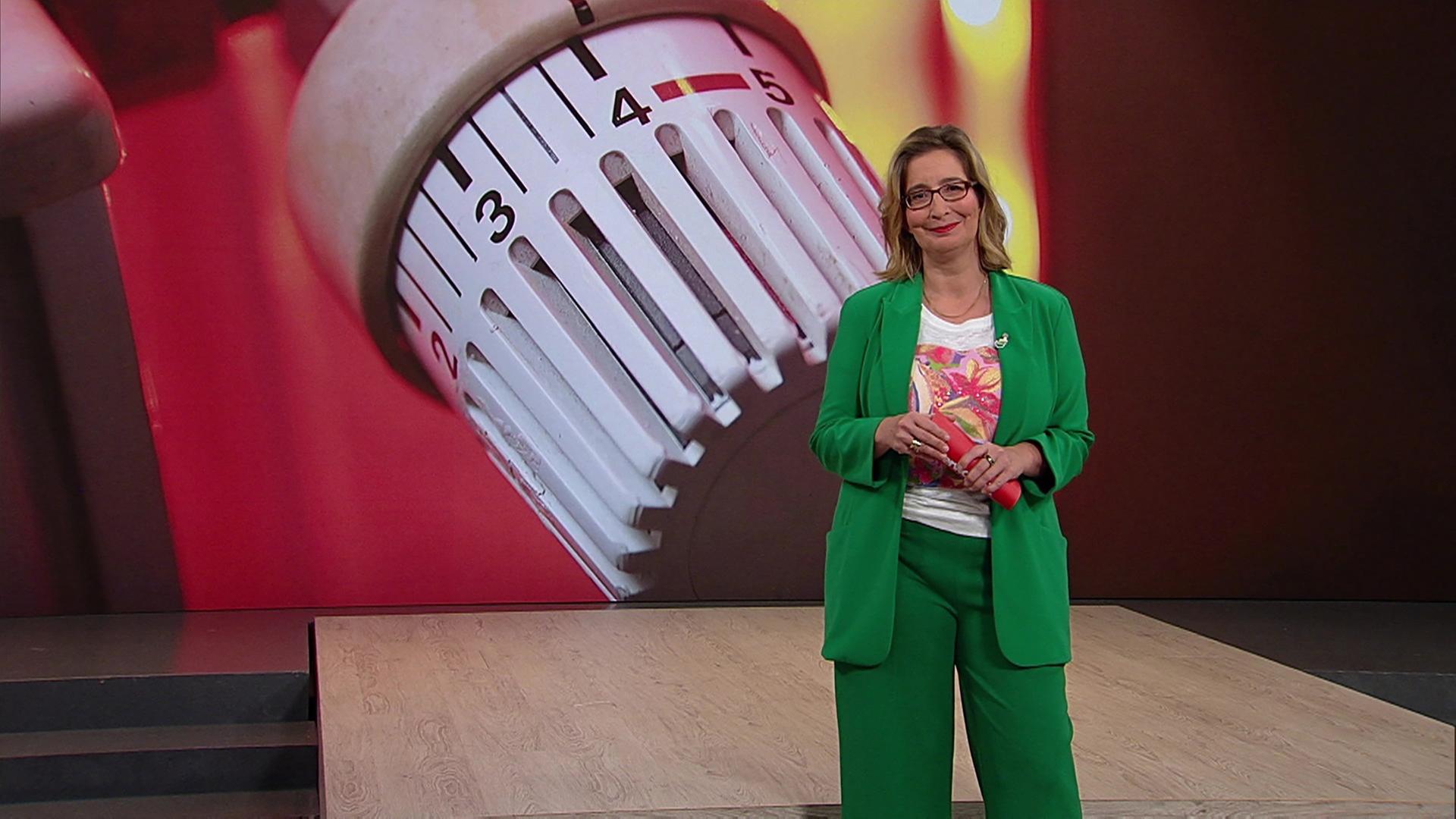 Yvonne Willicks steht im Servicezeit-Studio.