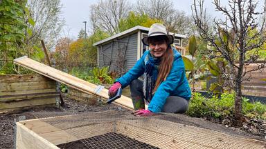 Sabrina Nitsche im Querbeet-Garten.