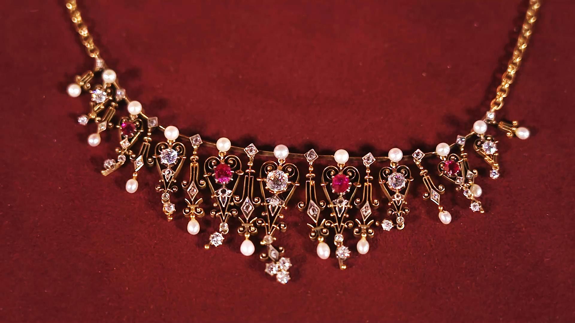 Ein Collier mit Schmucksteinen.