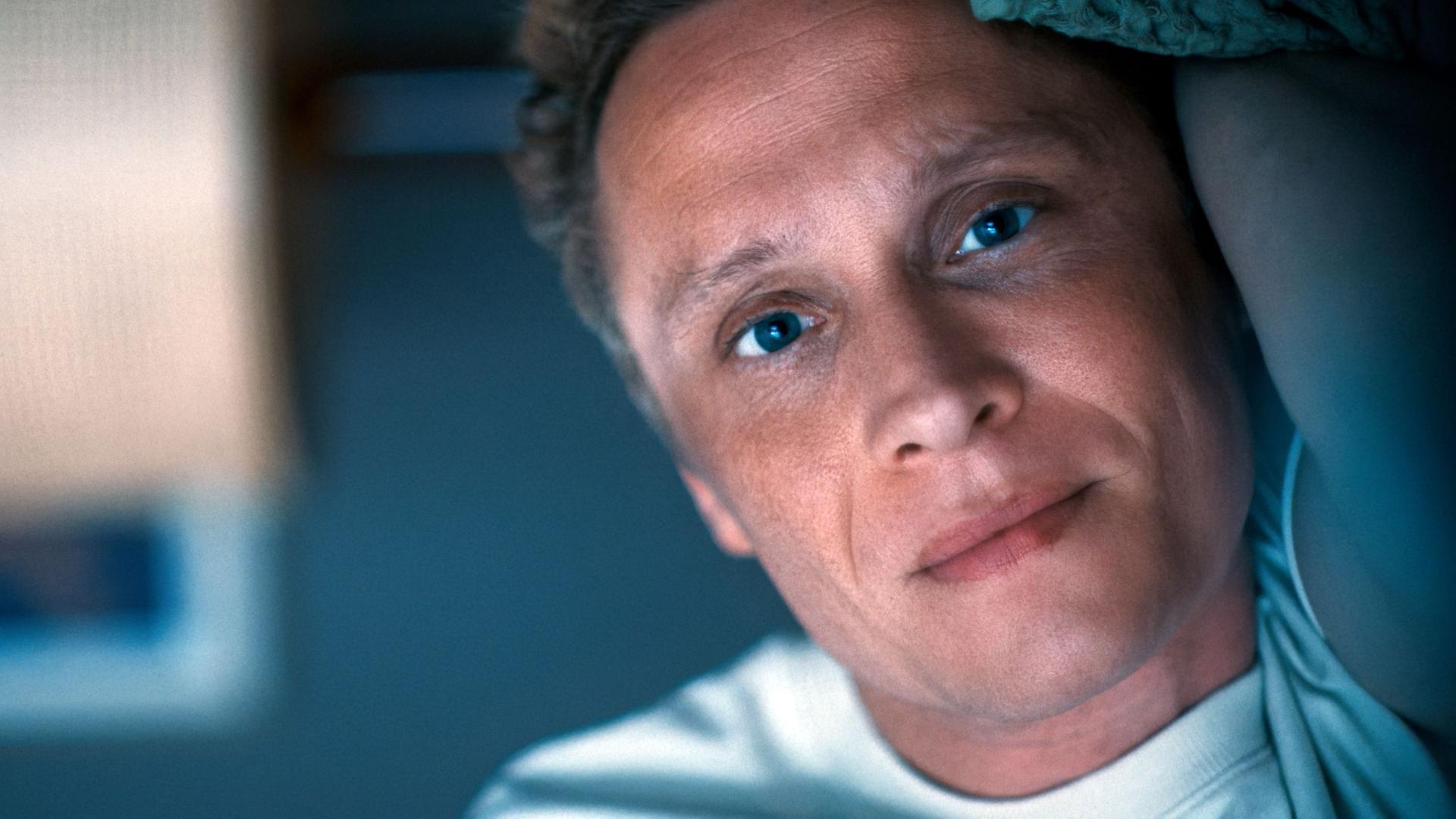 Nahaufnahme von Matthias Schweighöfer in einem Bett.