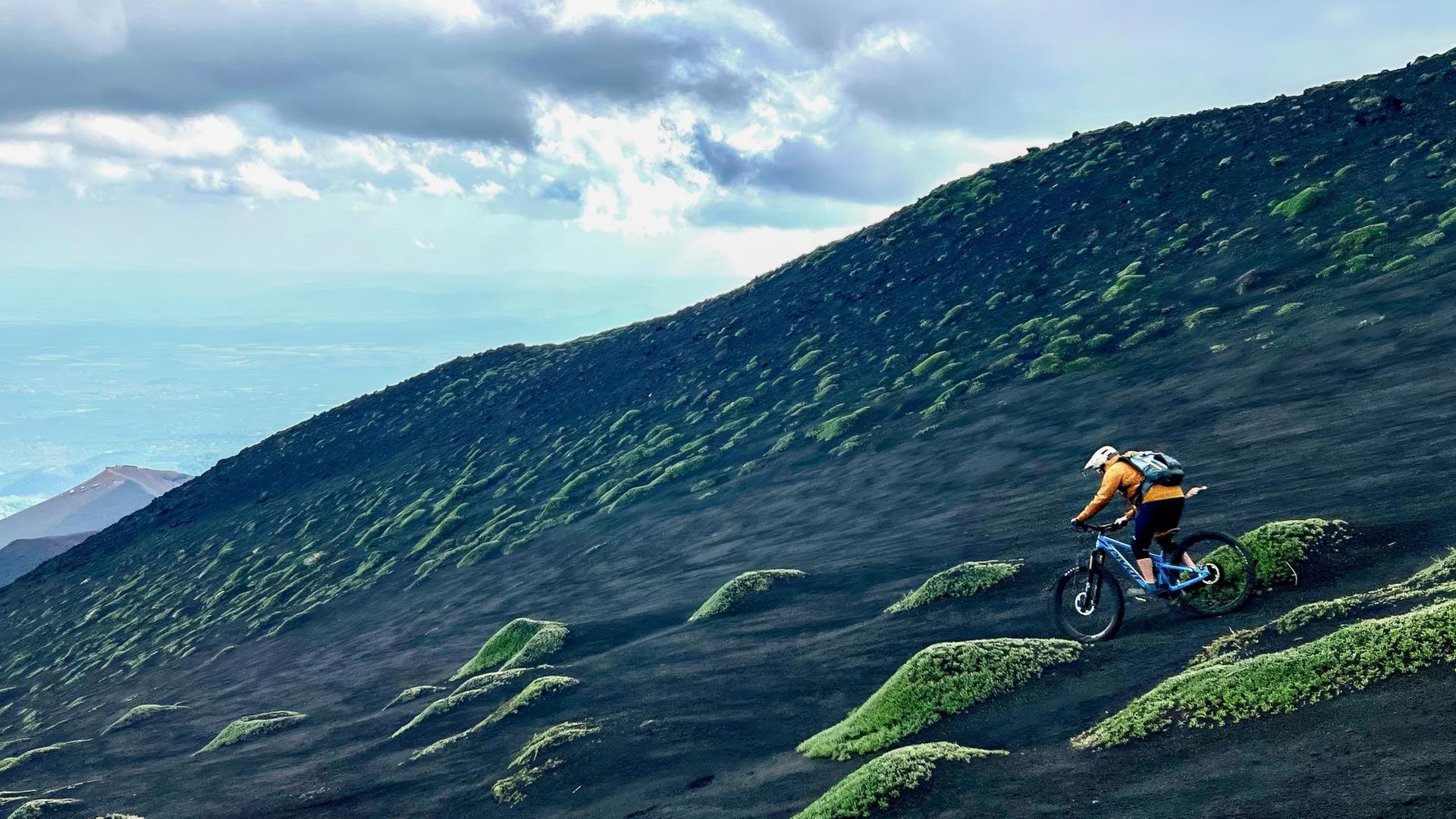 Ein Mountainbiker auf dem Ätna.