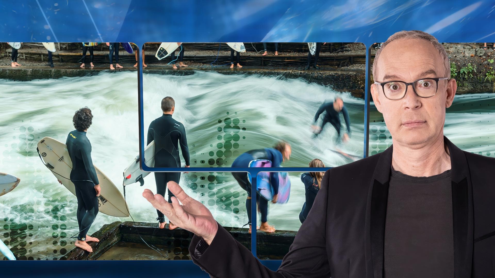 Der Moderator Christoph Süß steht vor einem Bild mit einer künstlichen Welle und Surfern