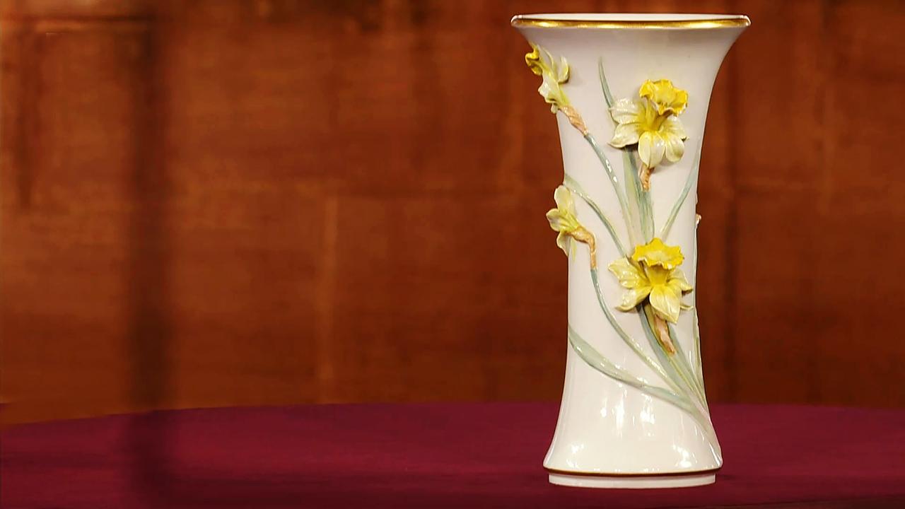 Eine Vase, ein Tischchen aus dem 19. Jahrhundert und eine