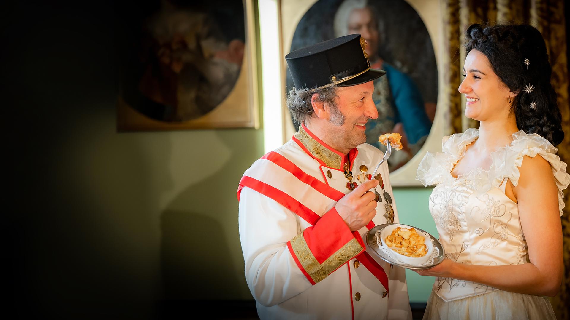 Ein Mann und eine Frau in traditionell österreichischer Kleidung.