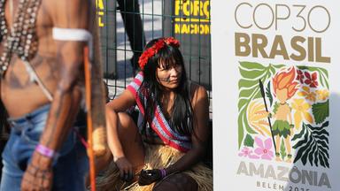 Die COP30 findet erstmals im Amazonasgebiet – in Belém, Brasilien - statt.  200 Staaten, Indigene und NGOs verhandeln über konkrete Schritte: die Umsetzung des Klimafinanzierungsplans