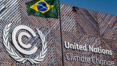 Eine brasilianische Flagge weht im Wind vor dem Veranstaltungsgebäude in Belem, Brasilien.