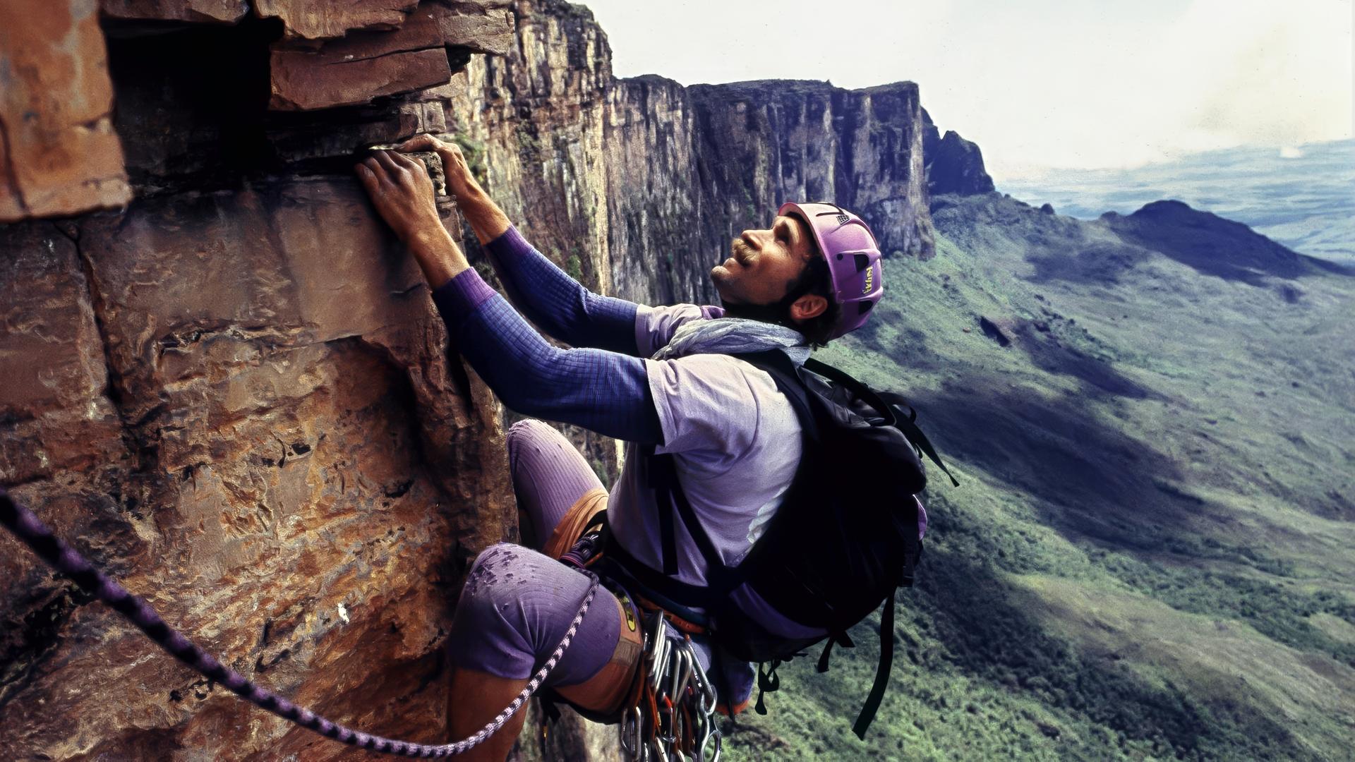 Ein Mann klettert an einer Steilwand