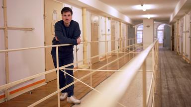 Journalist Frank Seibert befindet sich freiwillig in der Gefangenenstation in der JVA „Roter Ochse“ in Halle/Saale. Er fragt in NAO Doku: Was bringt das Einsperren? 