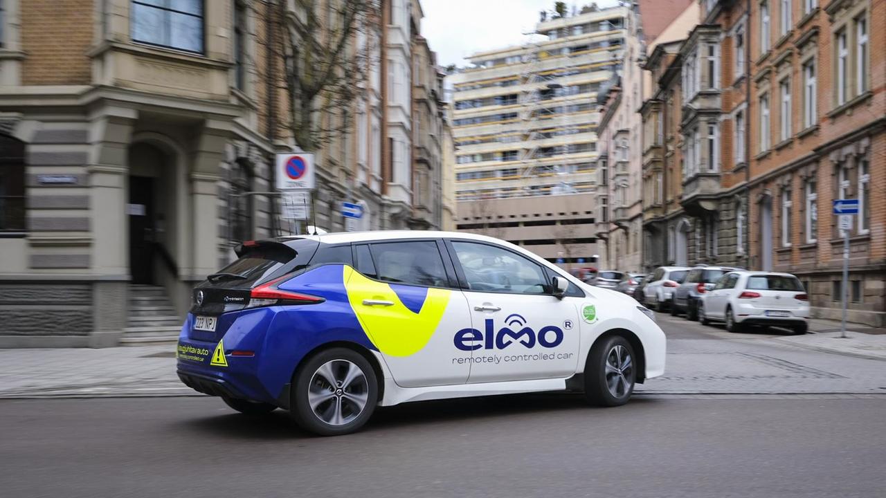 Das Auto von Elmo fährt ohne Fahrer, gesteuert aus der Ferne. Mit mehreren Kameras und schnellen Netzwerken wird es sicher durch den Stadtverkehr manövriert.