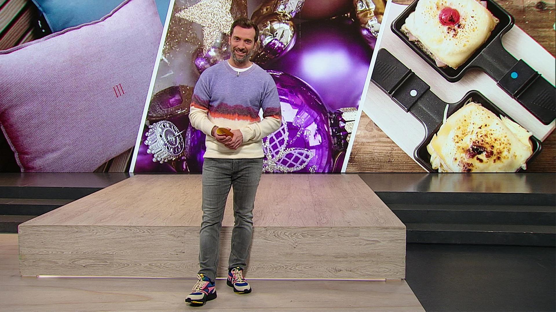 Moderator Daniel Aßmann während der Moderation im Servicezeit Studio.