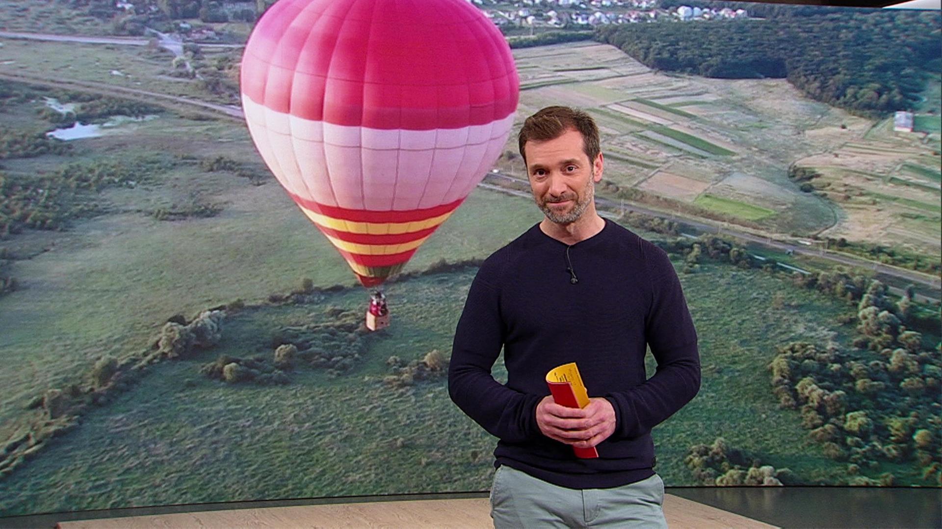 Moderator Daniel Aßmann während seiner Moderation im Servicezeit Studio.