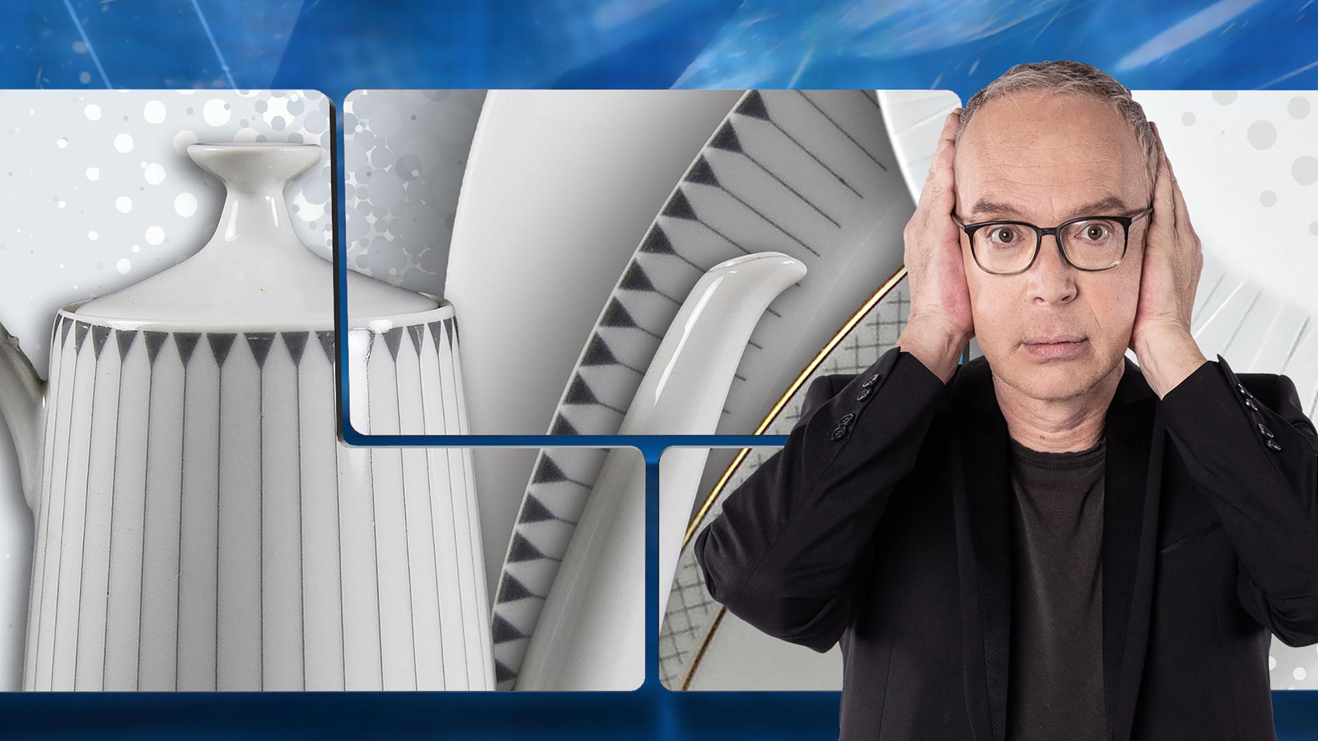 Der Moderator Christoph Süß steht vor einem Bild mit Porzellan-Geschirr.