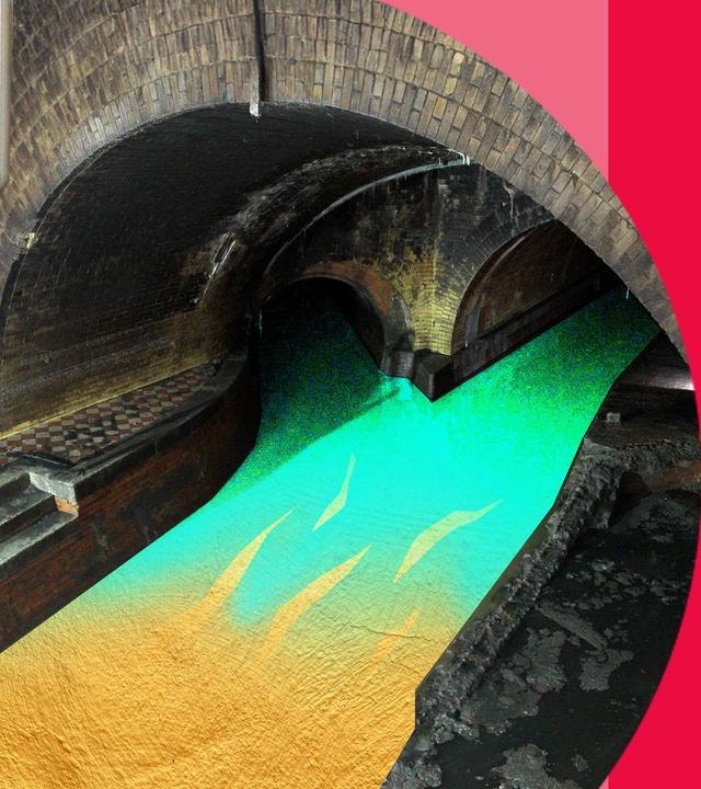 Abwasser birgt wertvolle Ressourcen für die Energiewende und Nachhaltigkeit. Im Bild ist ein Kind vor einer Toilette zu sehen, mit dem Eingang zu einem Abwasserkanal im Hintergrund.