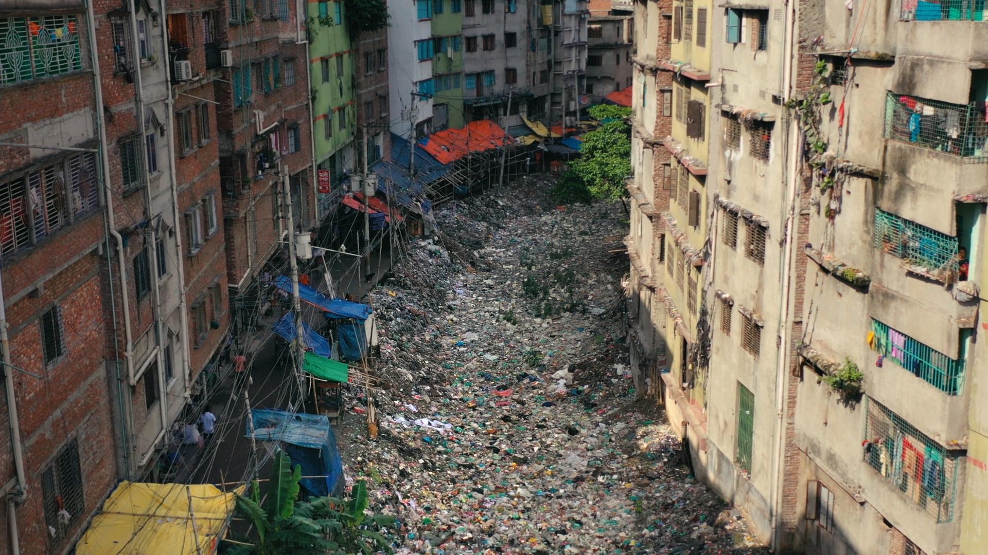 Verfallene Häuser und zwischen den Häusern große Berge an Plastikmüll. Filmemacher Yann Arthus-Bertrand ist es gelungen, die Vielfalt unserer Erde in großartigen Bildern einzufangen.
