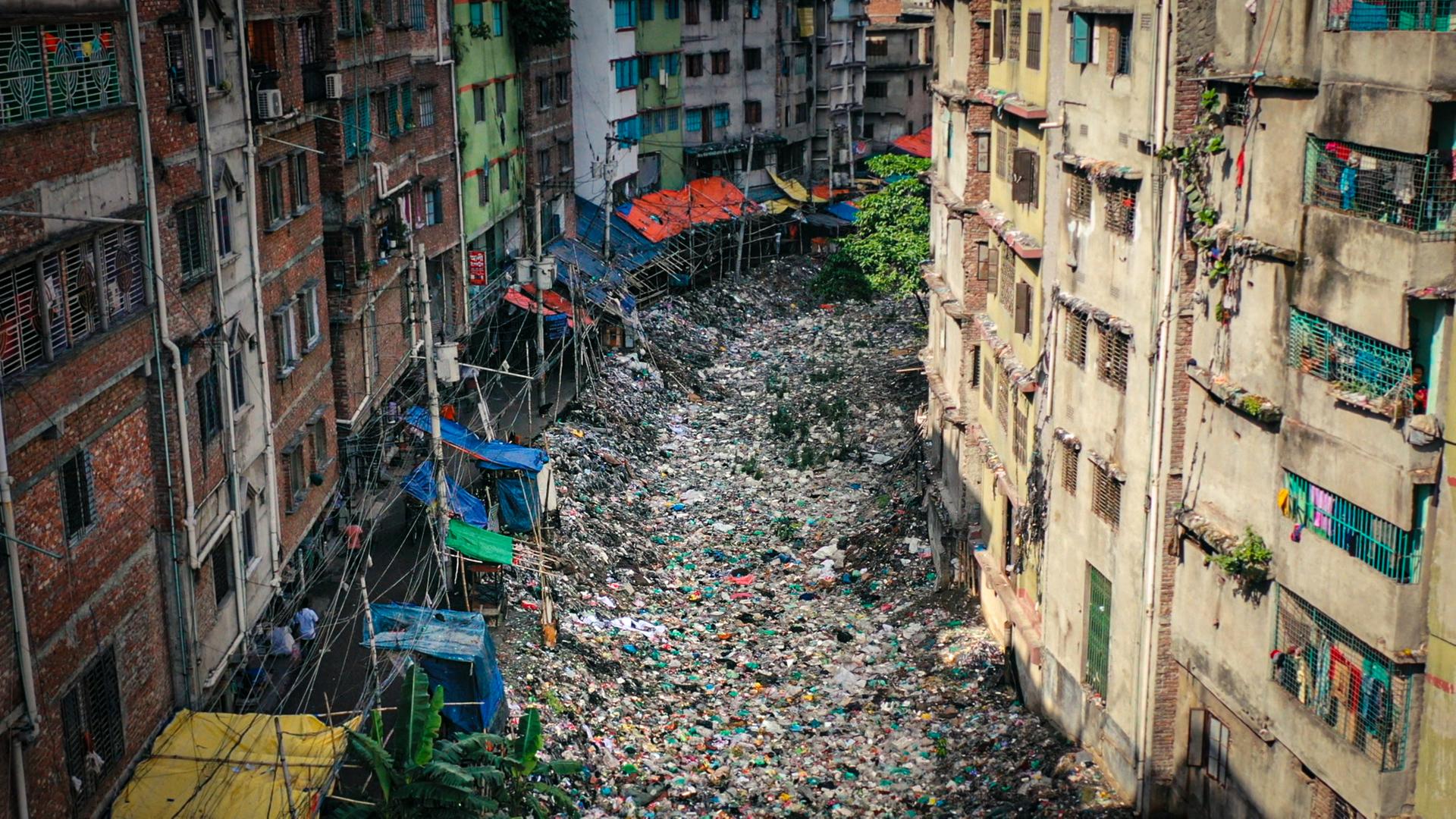 Verfallene Häuser und zwischen den Häusern große Berge an Plastikmüll. Filmemacher Yann Arthus-Bertrand ist es gelungen, die Vielfalt unserer Erde in großartigen Bildern einzufangen.